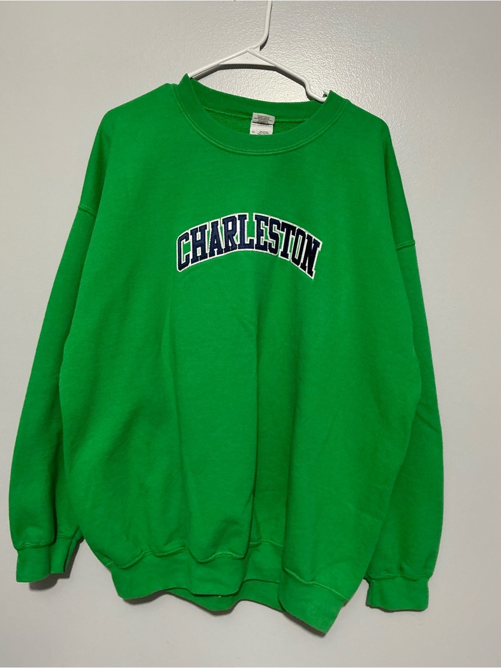 Gildan green crewneck sweatshirt features "CHARLESTON" embroidered size XL